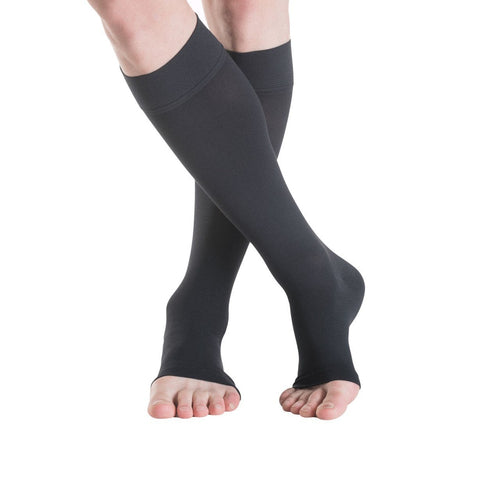 Sigvaris Essential THERMOREGULATING Kniestrümpfe schwarz, seitliche Ansicht - position 2