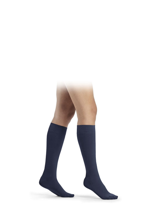 Sigvaris Essential COMFORTABLE Kniestrumpf marineblau, seitliche Ansicht - position 1