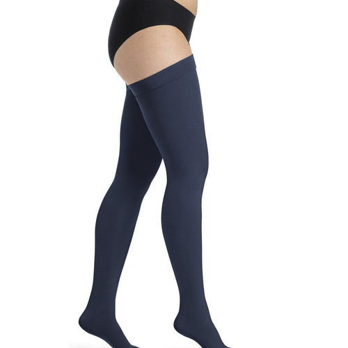 Sigvaris Essential COMFORTABLE Schenkelstrumpf in marineblau, blickdicht und weich - position 4