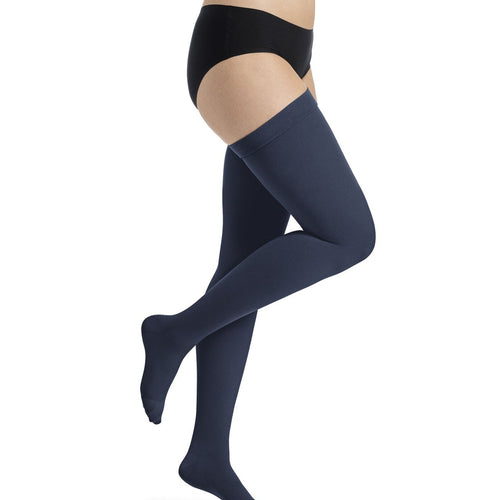 Sigvaris Essential COMFORTABLE Schenkelstrumpf in marineblau, blickdicht und weich - position 3