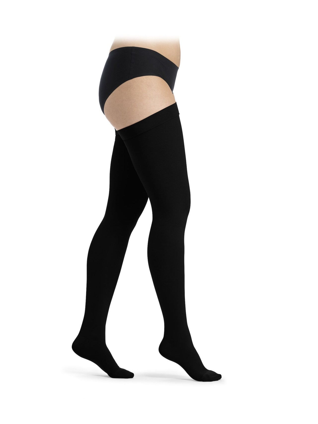 Sigvaris Essential COMFORTABLE Schenkelstrumpf in Schwarz, blickdicht und weich, seitliche Ansicht - position 4