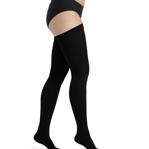 Sigvaris Essential COMFORTABLE Schenkelstrumpf in Schwarz, blickdicht und weich, seitliche Ansicht - position 4