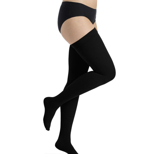 Sigvaris Essential COMFORTABLE Schenkelstrumpf in Schwarz, blickdicht und weich, seitliche Ansicht - position 3