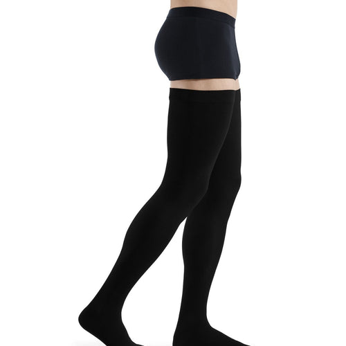 Sigvaris Essential COMFORTABLE Schenkelstrumpf in Schwarz, blickdicht und weich, seitliche Ansicht - position 1