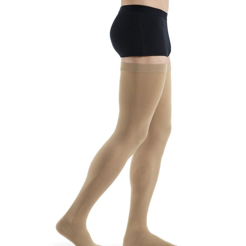 Sigvaris Essential COMFORTABLE Schenkelstrumpf in karamell hellbraun, seitliche Ansicht - position 1